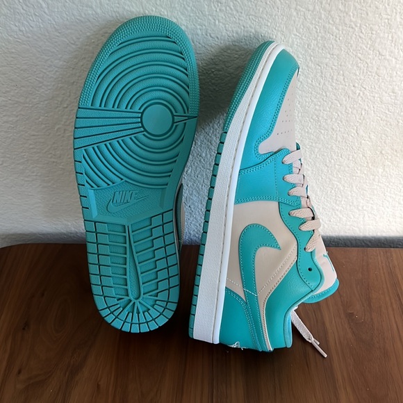 New Air Jordan 1 Low - Picture 7 of 7